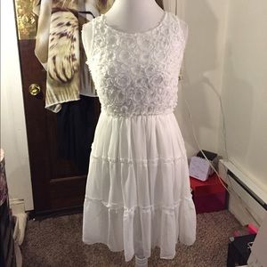 🆑FINAL PRICE‼️ White dress with gorgeous flower imprints on top